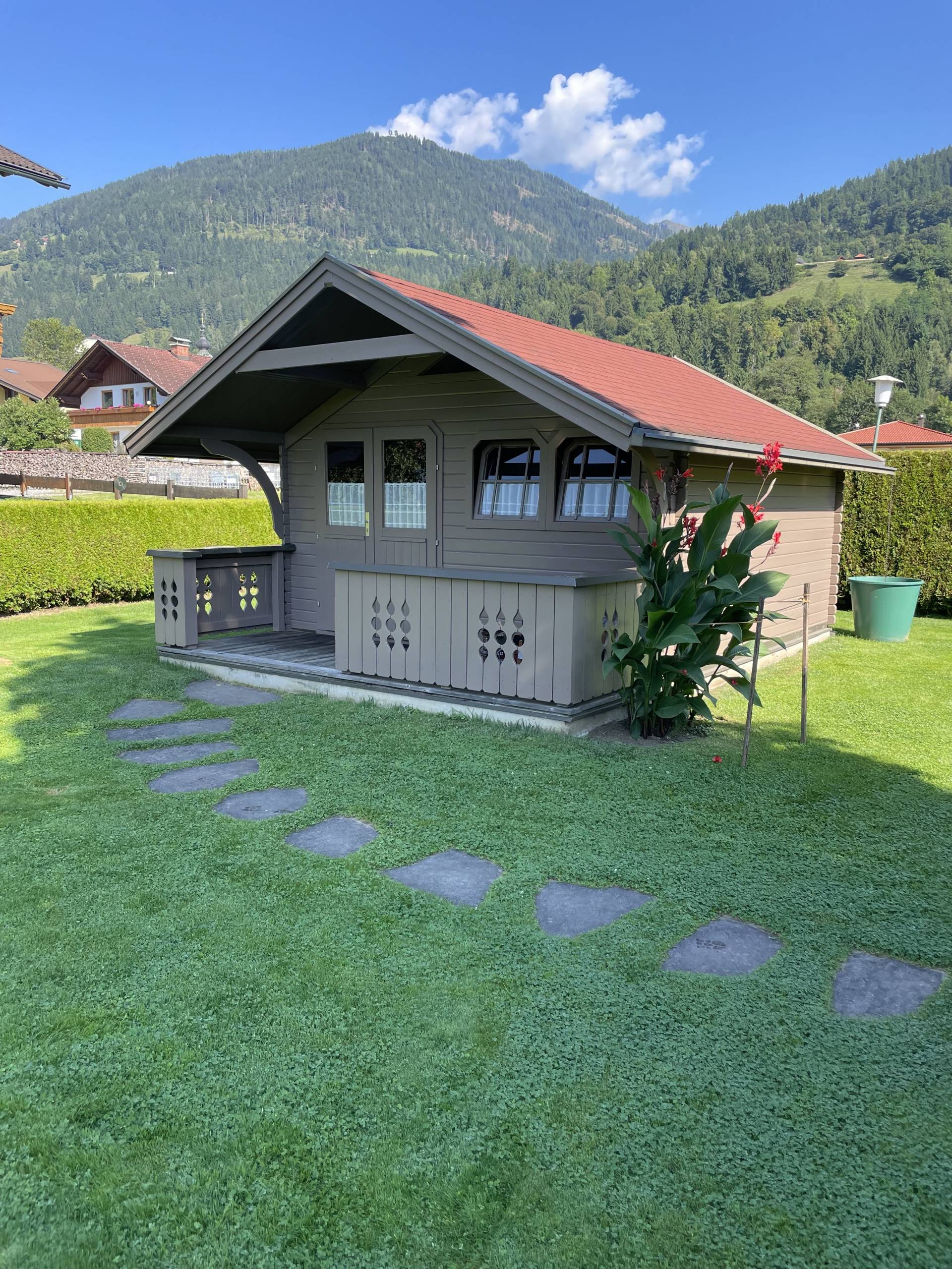 Holzfassade und Außenverkleidung Gartenhaus