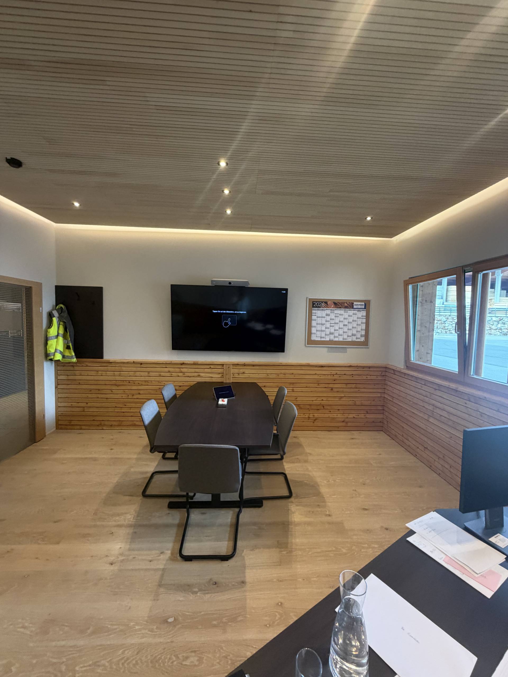 Büroumbau – moderner Arbeitsraum mit Holz und Licht